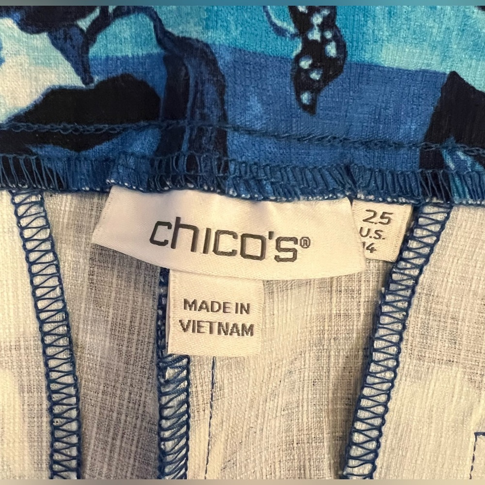 NWOT Chico’s Floral Blue and Bright White Capris - Picture 8 of 9